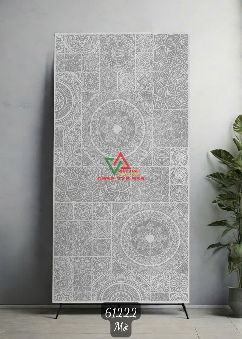 Gạch 60x120 mờ Ấn Độ với nền xám, hoa Mandala trắng và các ô hoa văn đan xen.
