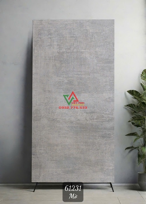 Gạch 60x120 mờ Ấn Độ nền xám, họa tiết kẻ lưới trắng thanh mảnh đan ngang dọc.