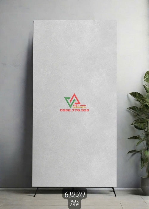 Gạch 60x120 mờ Ấn Độ nền trắng xám, hiệu ứng vân xi măng nhẹ và mịn.
