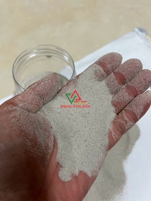 Keo dán gạch Vilux V02 ở dạng bột khô trước khi pha trộn.
