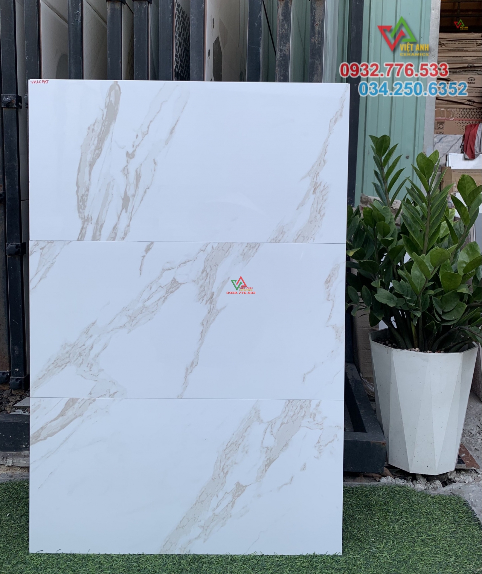Gạch 30x60 màu trắng ốp tường phòng khách sáng bóng