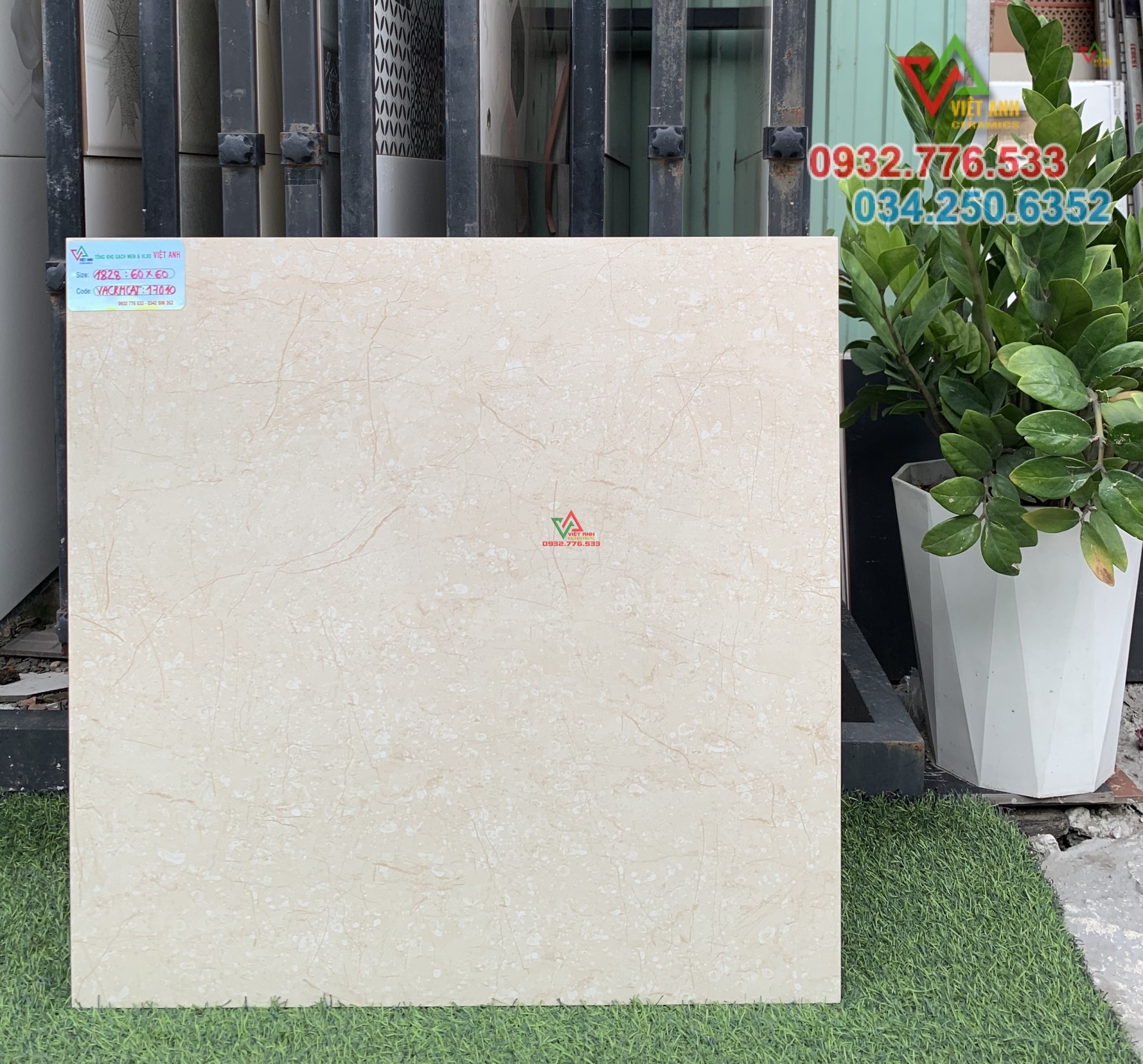 Gạch bóng kiếng 60x60 toàn phần ốp phòng khách sang trọng quý phái