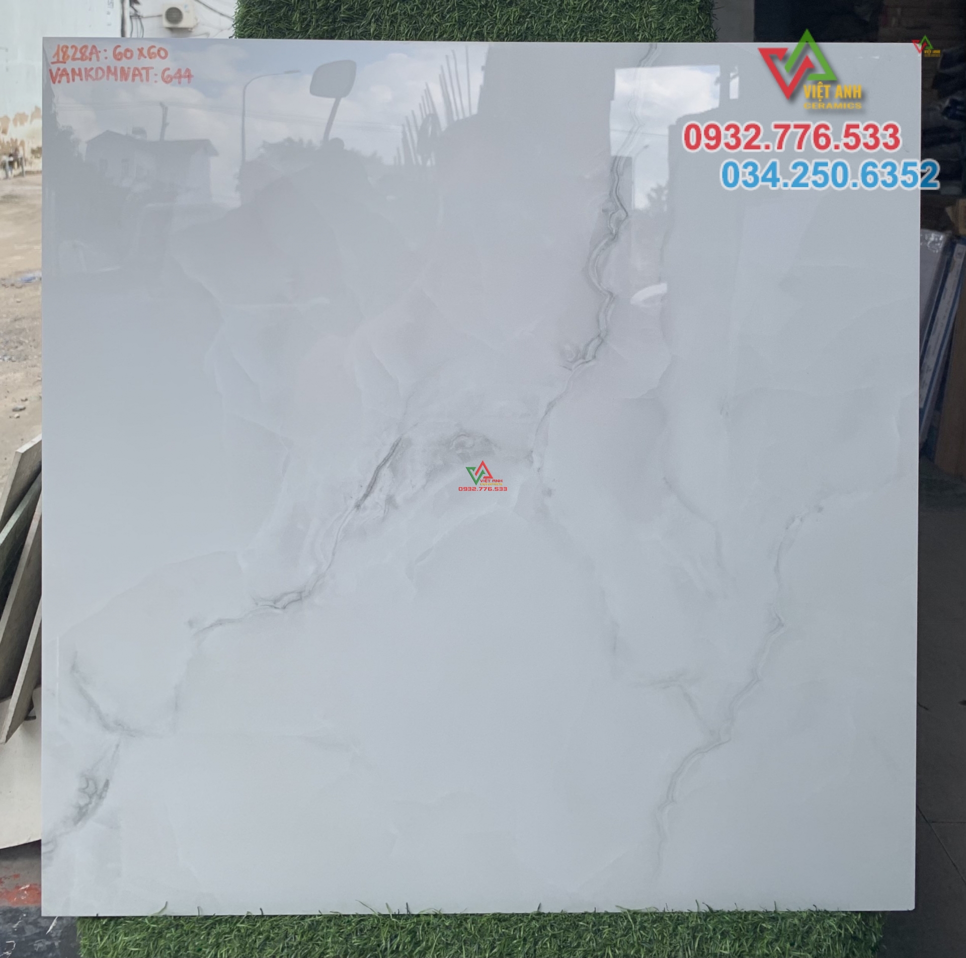 Gạch 60x60 màu trắng vân khoi hàng VN