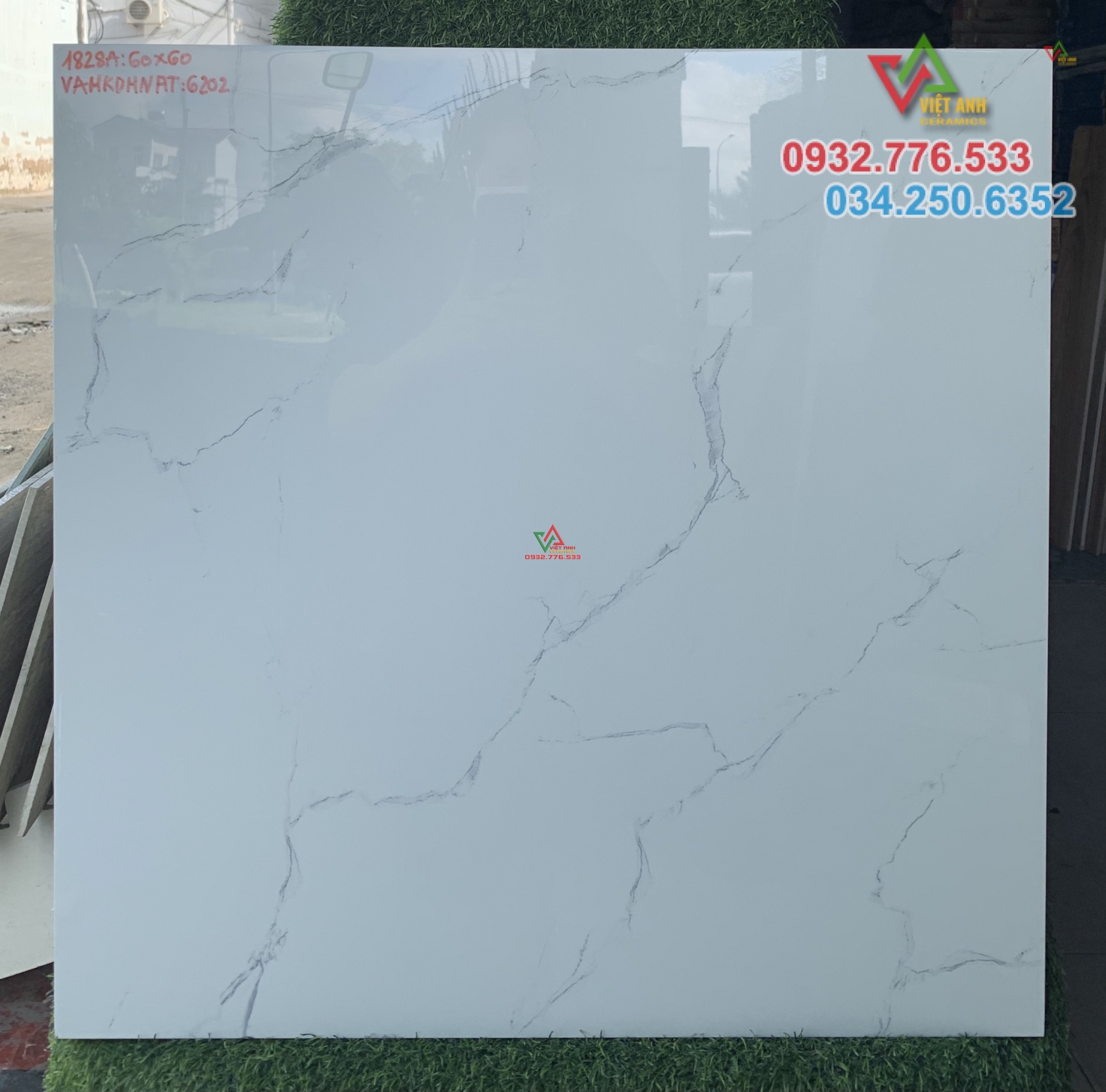 Gạch 60x60 trắng vân mây nhẹ ốp lát khách sạn