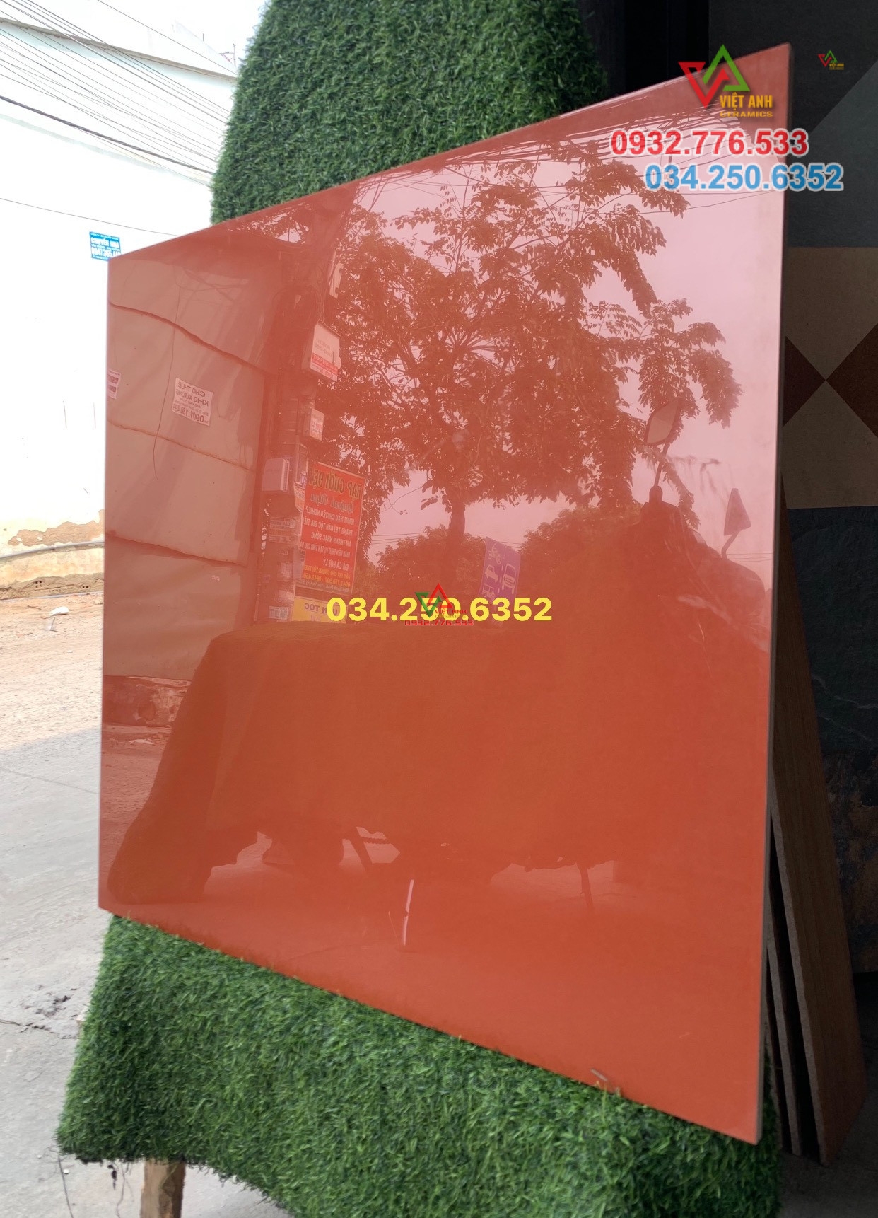 Gạch 60x60 màu đỏ đất đậm bóng kiếng trang trí mặt tiền