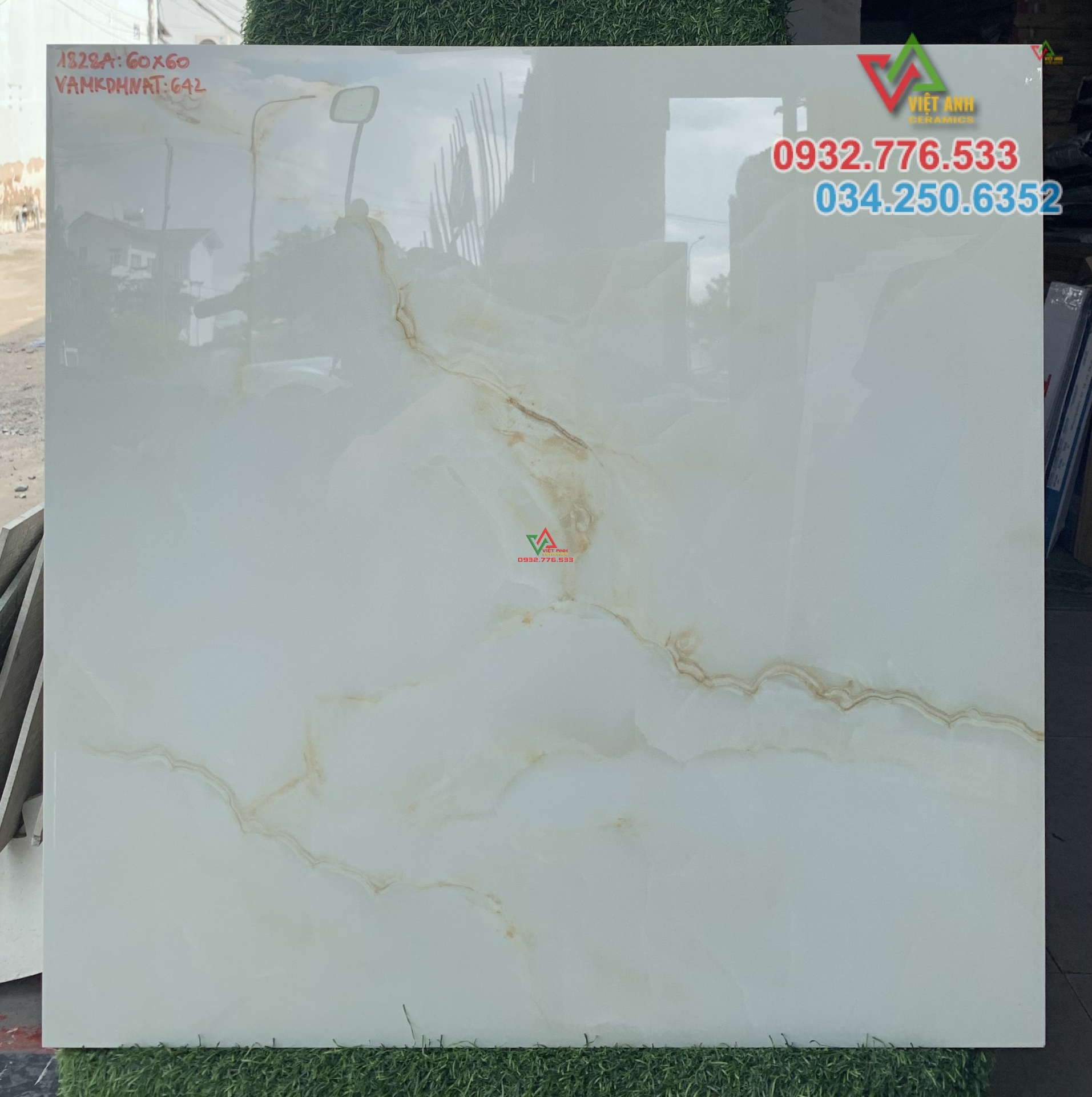 Gạch 60x60 màu trắng vân vàng bóng kiếng