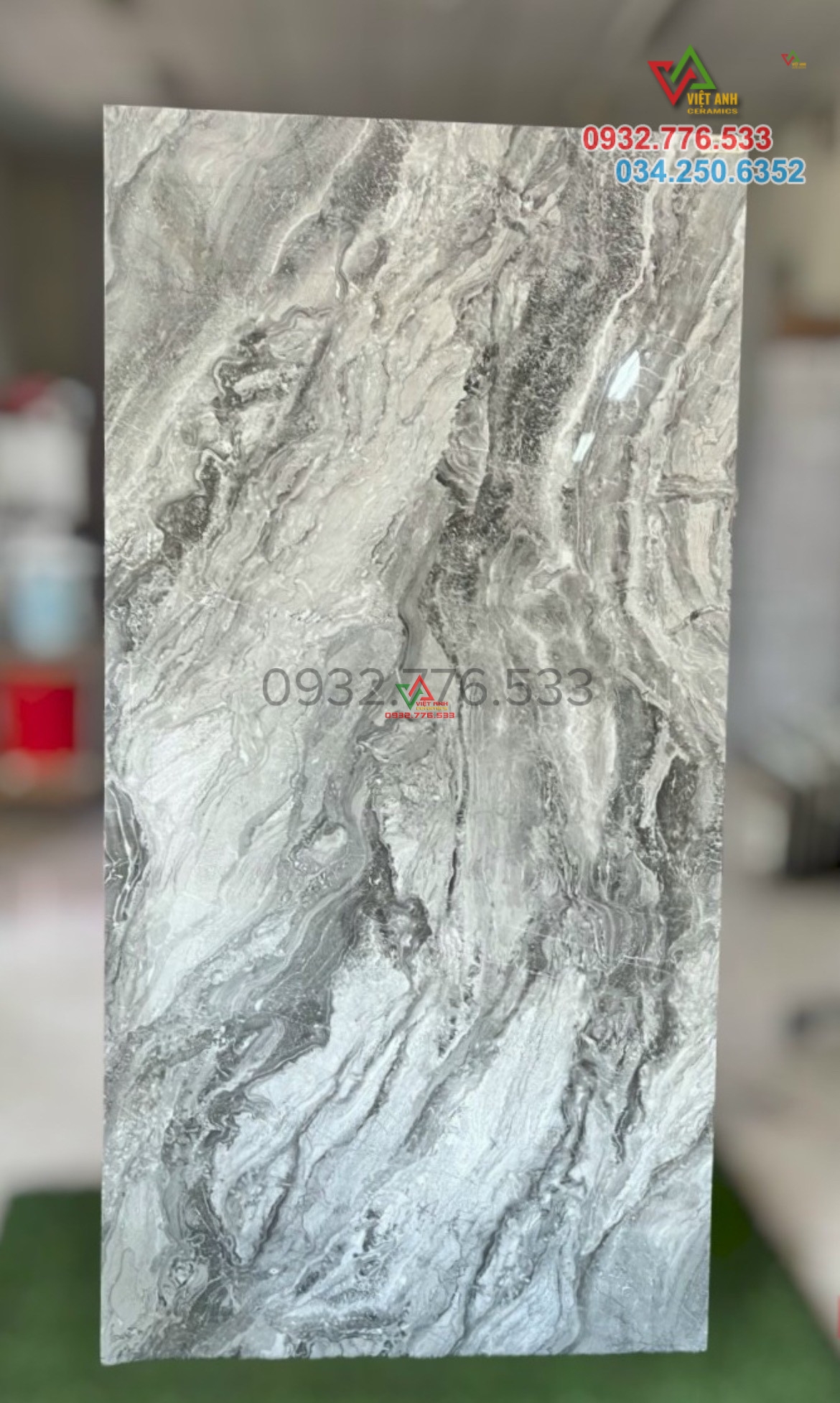 Gạch đá 90x180 khổ lớn màu xám trắng trang trí bậc thang
