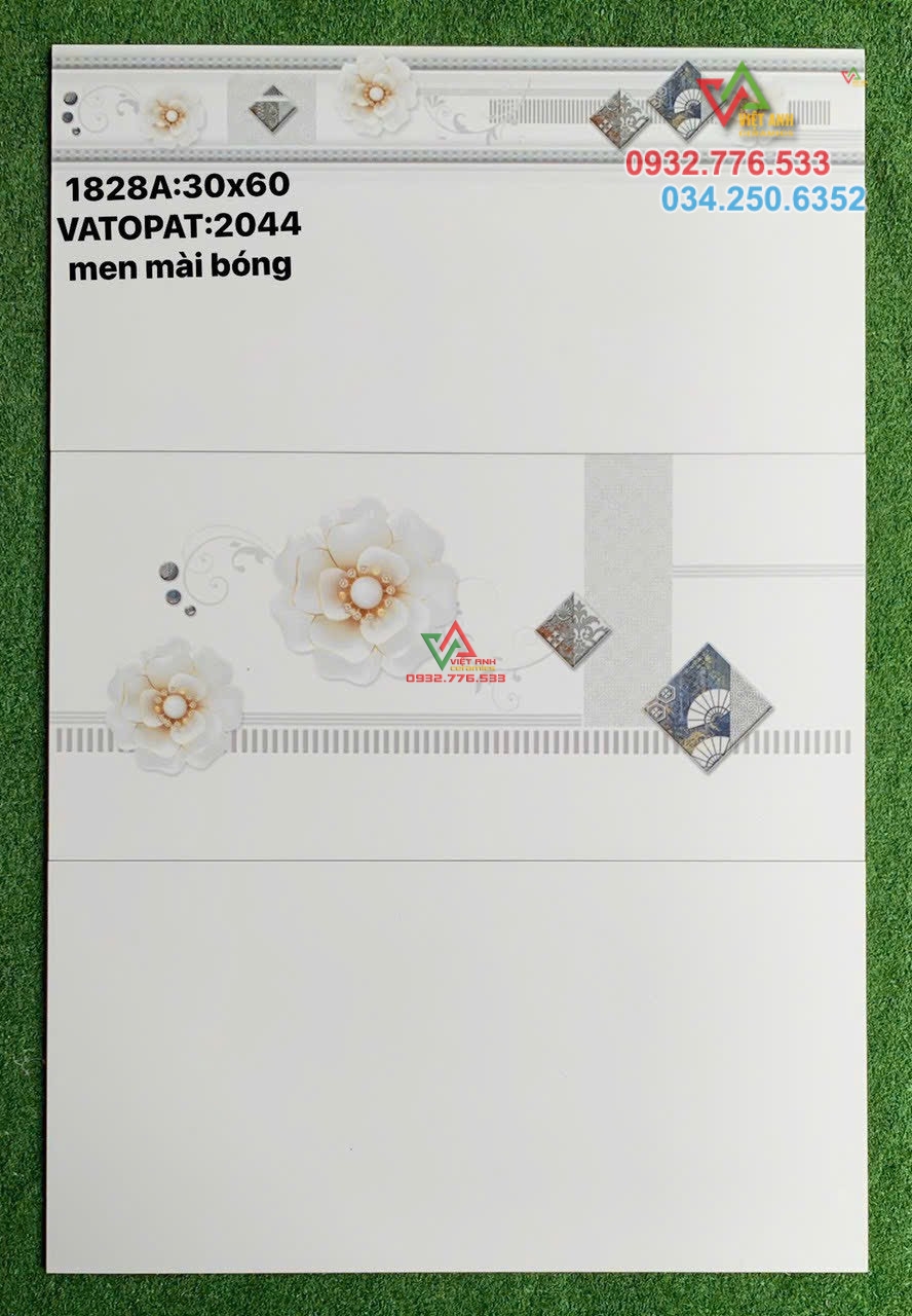 Gạch 30x60 ốp tường nhà họa tiết bông hoa trắng tại quận 2