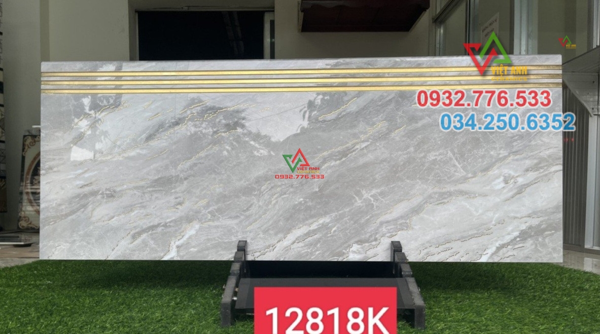 Gạch 47x100 trang trí cầu thang khắc kim sang trọng